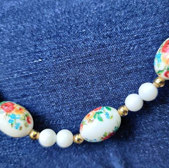 Vintage 80s flower beads necklace in EUC - Picture 8 of 8